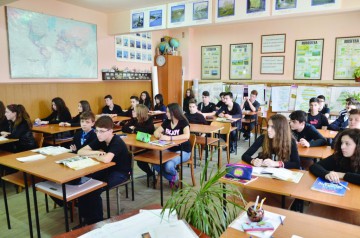 Directoarea unei şcoli din Constanţa, dată afară după ce pe site-ul unităţii au apărut anunţuri erotice